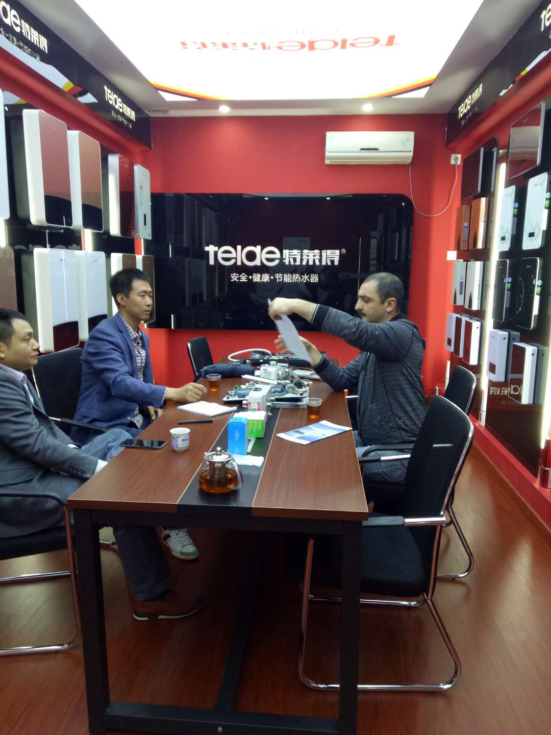 烈歡迎俄羅斯客戶(hù)蒞臨我司，恭賀成功簽約！